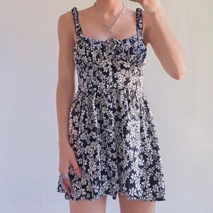 M Urban Outfitters UO Tate Tie Front Daisy Print Romper